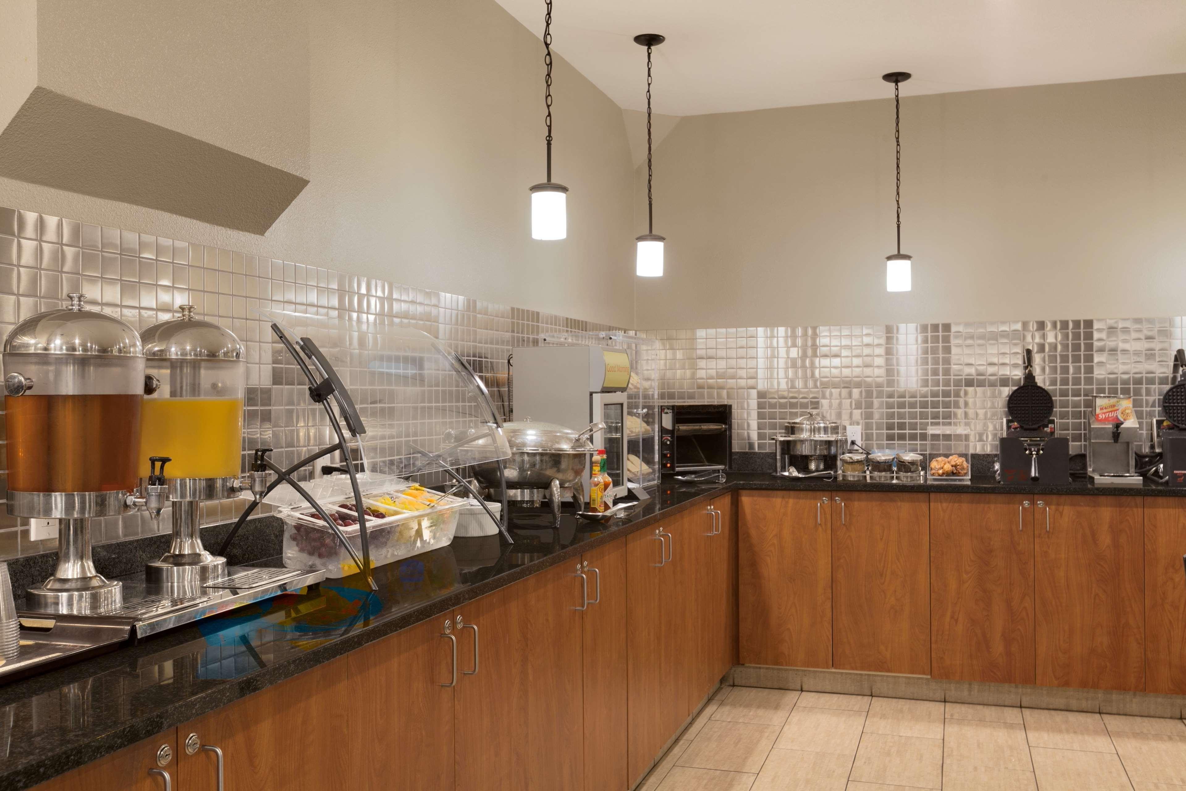 Best Western Plus Peppertree Airport Inn Airway Heights Exterior photo