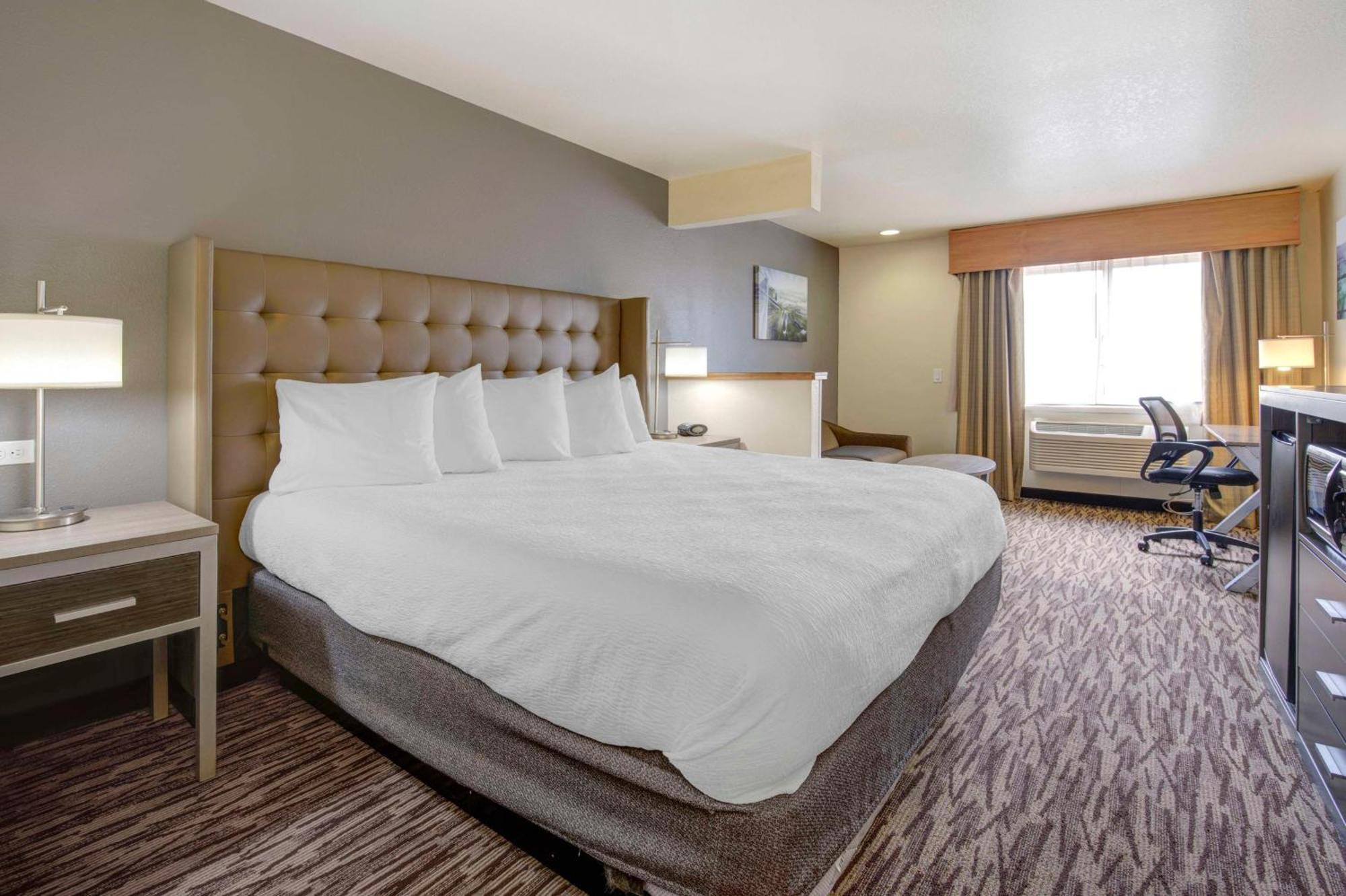 Best Western Plus Peppertree Airport Inn Airway Heights Exterior photo